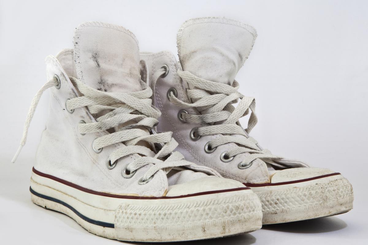 Unas zapatillas de lona manchadas.