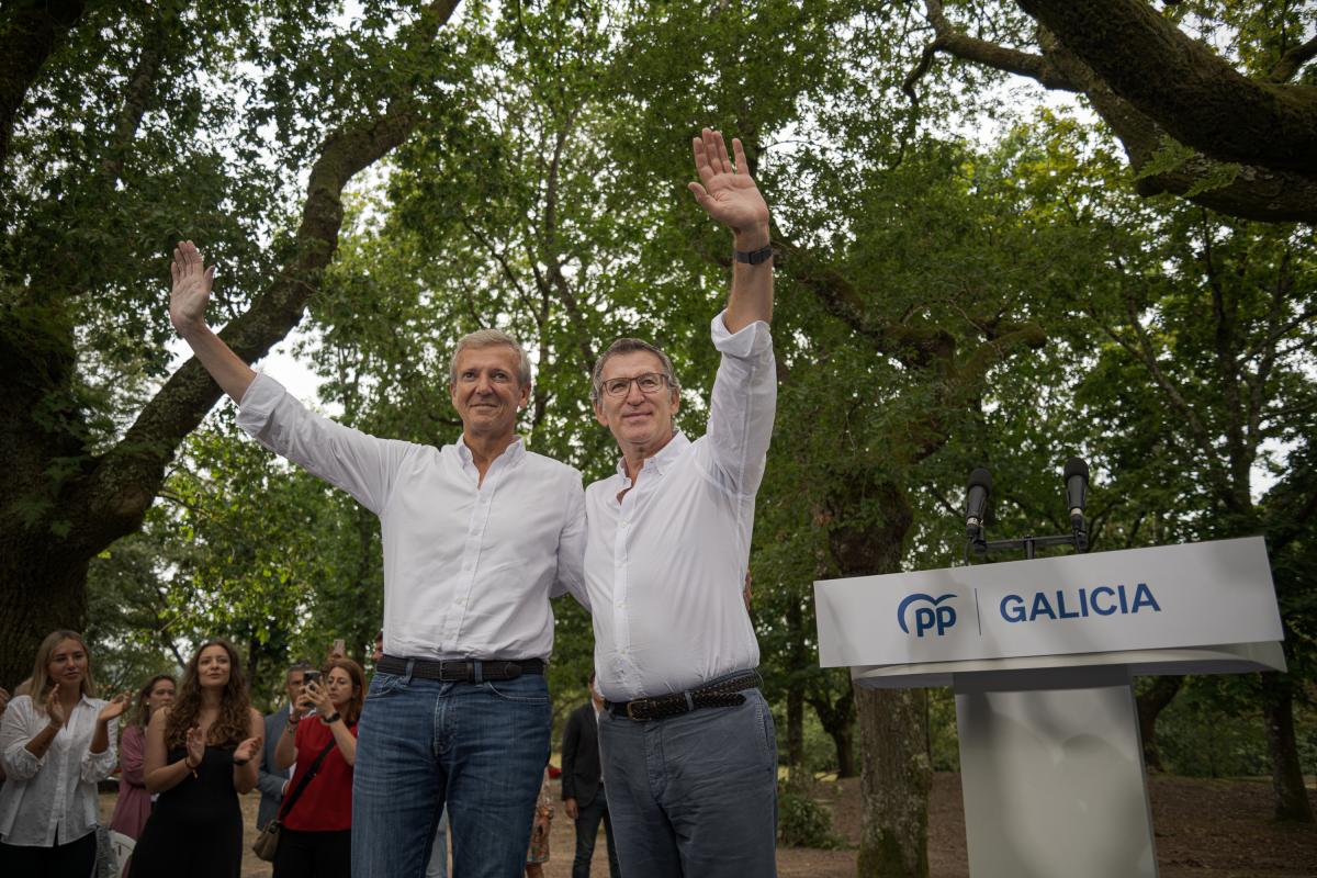 El mandatario gallego, Alfonso Rueda, junto con el expresidente de la Xunta y líder del PP nacional, Alberto Núñez Feijóo; en la apertura del curso político del PP en Cerdedo-Cotobade (Pontevedra).