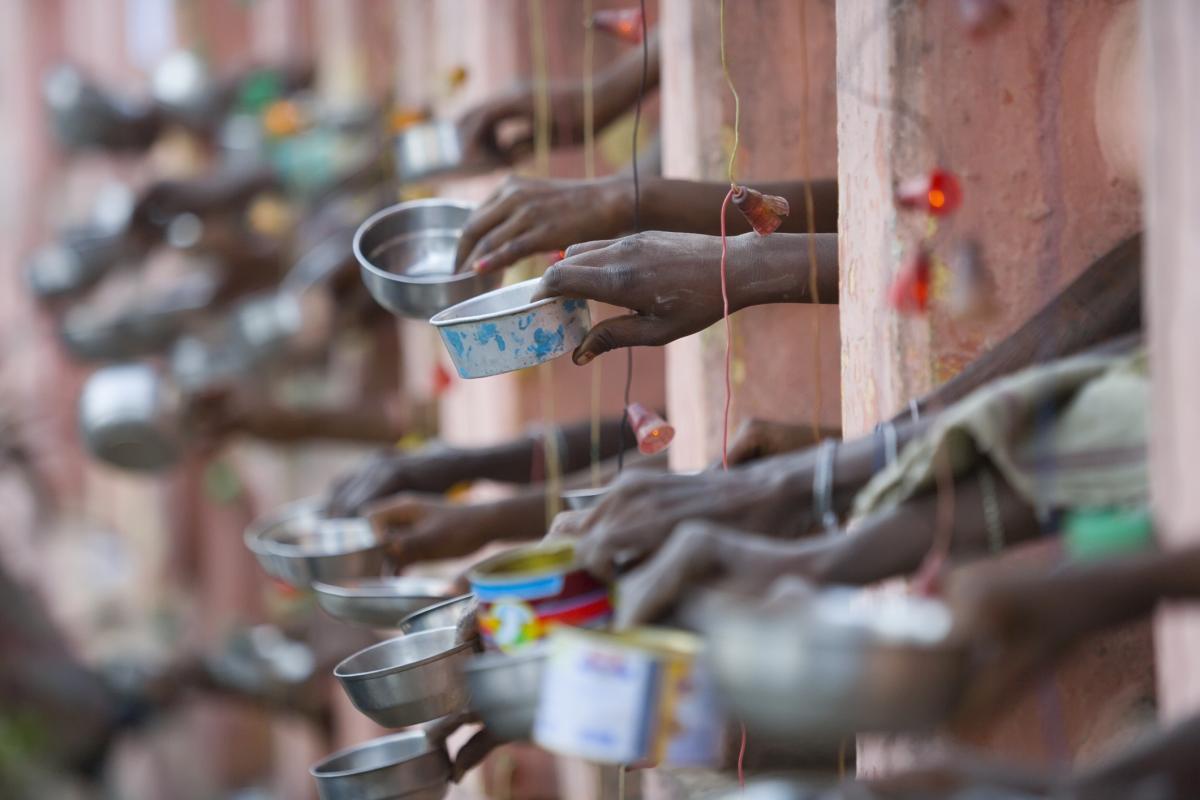 Imagen de archivo de personas pidiendo limosna en el templo Bodh Gaya, en la India.