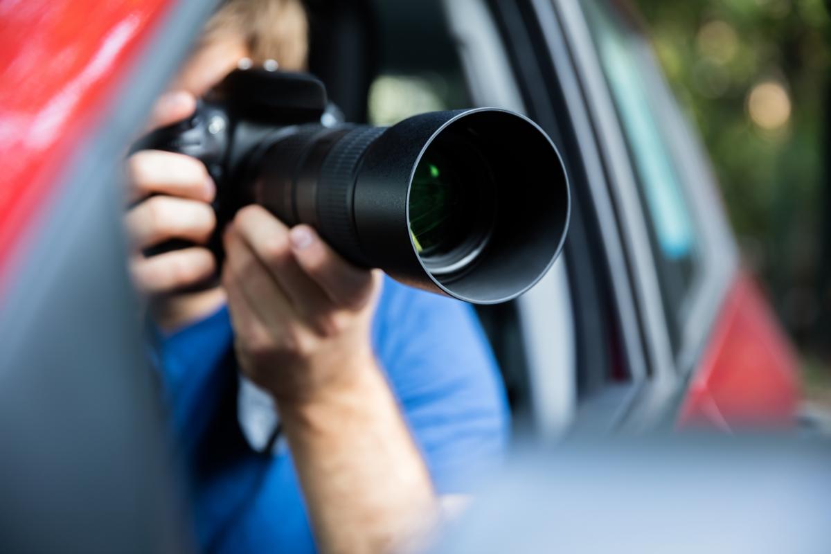 Imagen de archivo de una persona con una cámara en un coche.