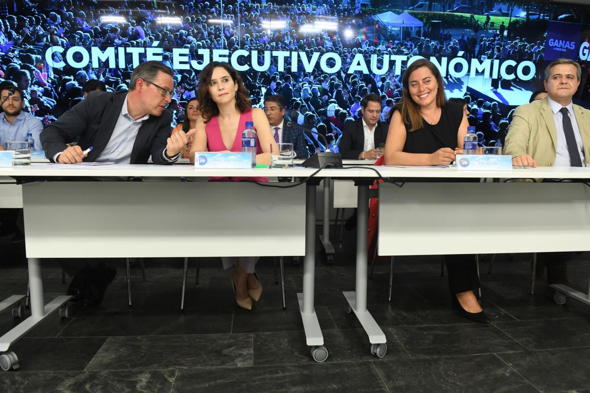 La presidenta de la Comunidad de Madrid, Isabel Díaz Ayuso, en una imagen de archivo con Ana Millán, actual 'número 3' del PP madrileño.