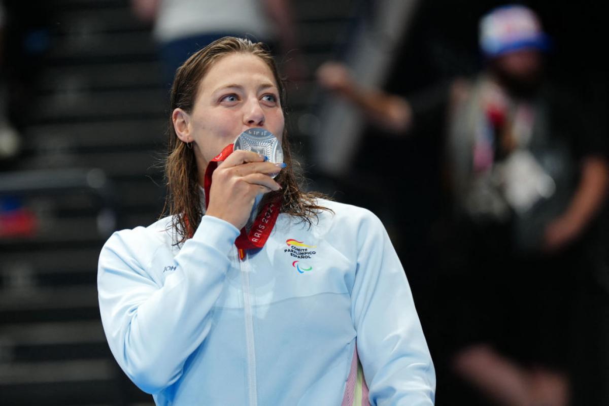 Nuria Marqués besa su plata en los 100 metros espalda S9 en París 2024