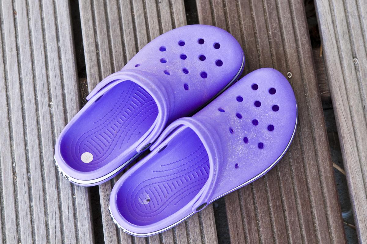 Imagen de archivo de unas zapatillas Crocs.