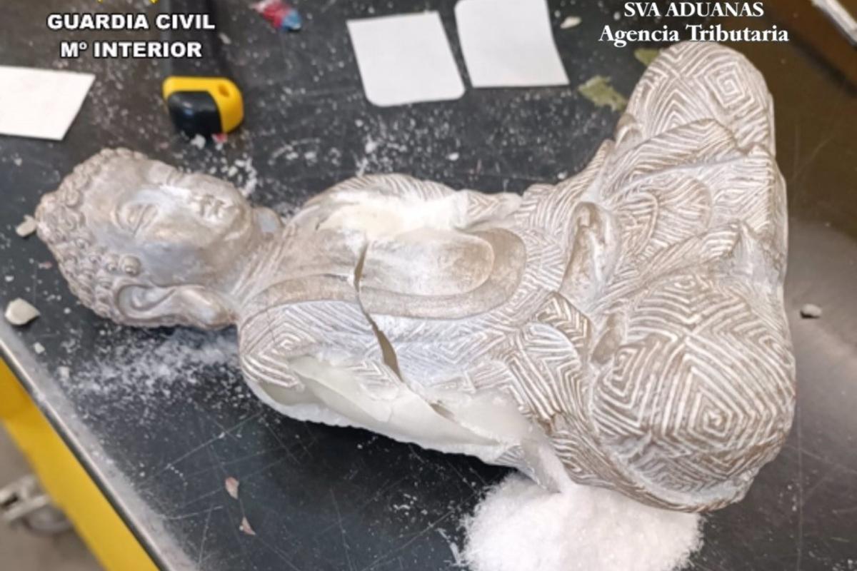 Una de las figuras de Buda aprehendidas que contenía metanfetamina en su interior.