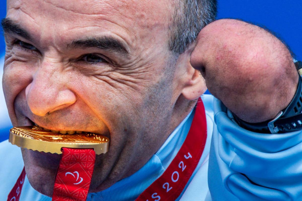 Ricardo Ten celebra su oro en la contrarreloj de la categoría C1