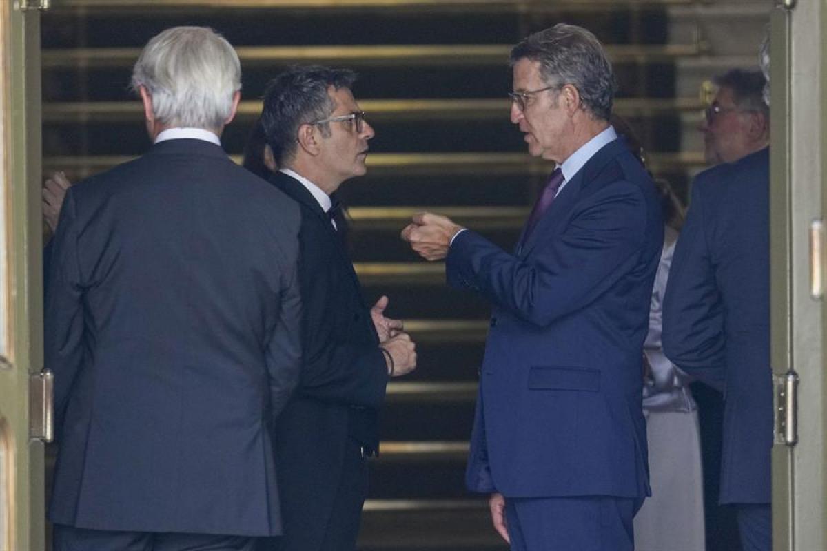 El ministro de la Presidencia, Justicia y Relaciones con las Cortes, Félix Bolaños (izda), conversa con el líder del PP, Alberto Núñez Feijóo