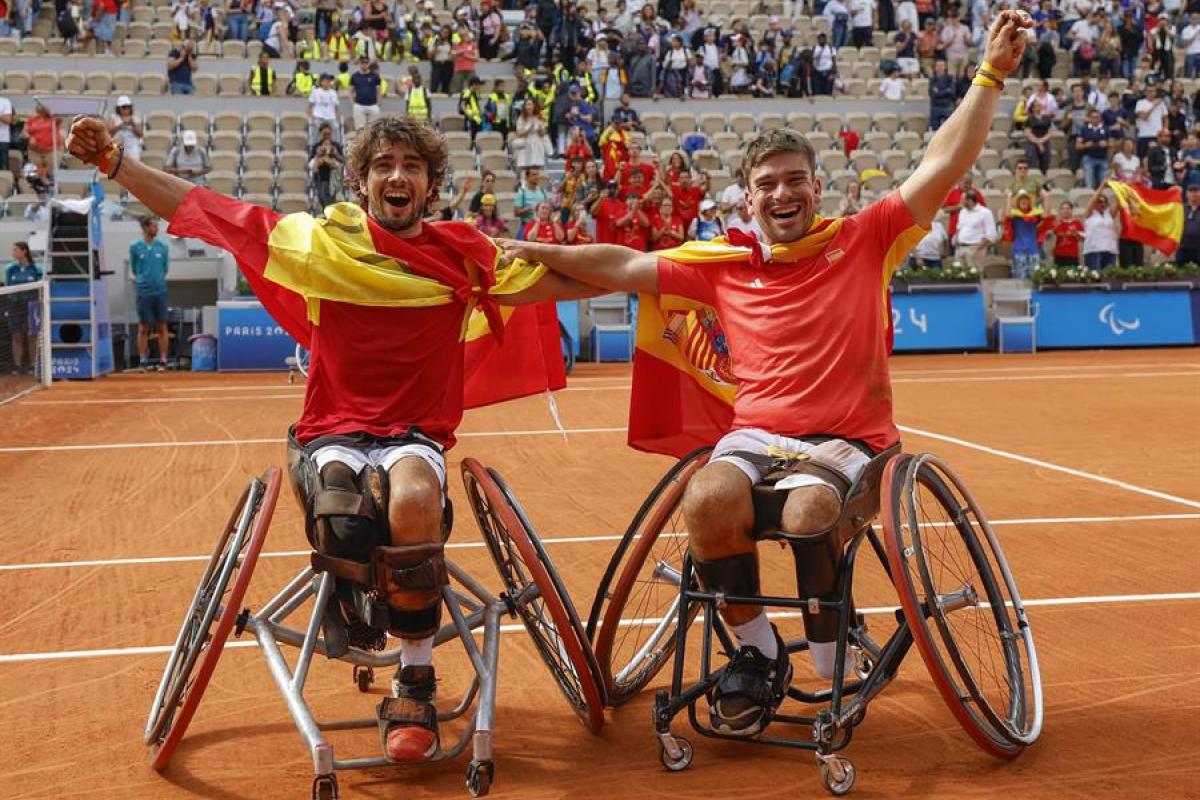 Martín de la Puente (d) y Daniel Caverzaschi (i) celebran su victoria en el partido por el bronce