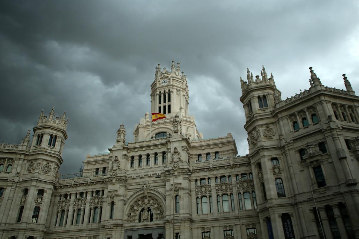 El Palacio de Cibeles de Madrid un día de tormenta.