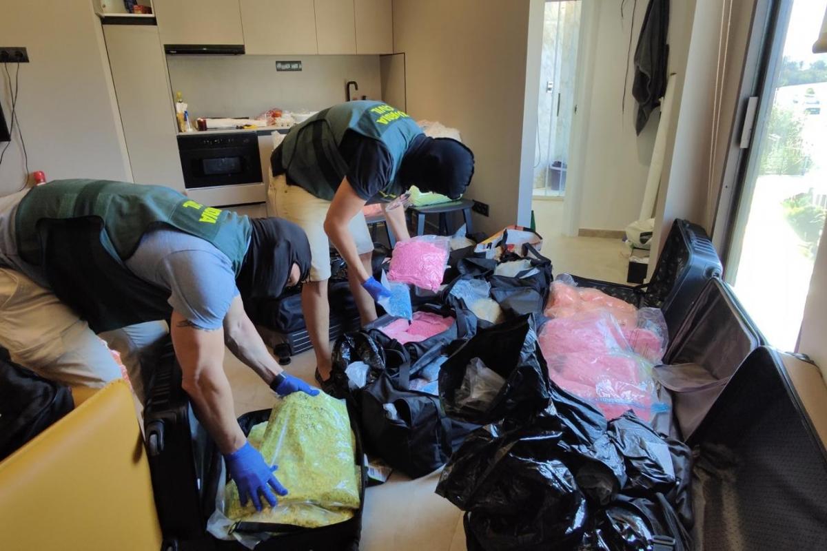 La Guardia Civil ha incautado en Ibiza más de 650 kilos de droga y ha detenido a nueve personas vinculadas con esta presunta trama, ocho en la isla y una en Málaga.