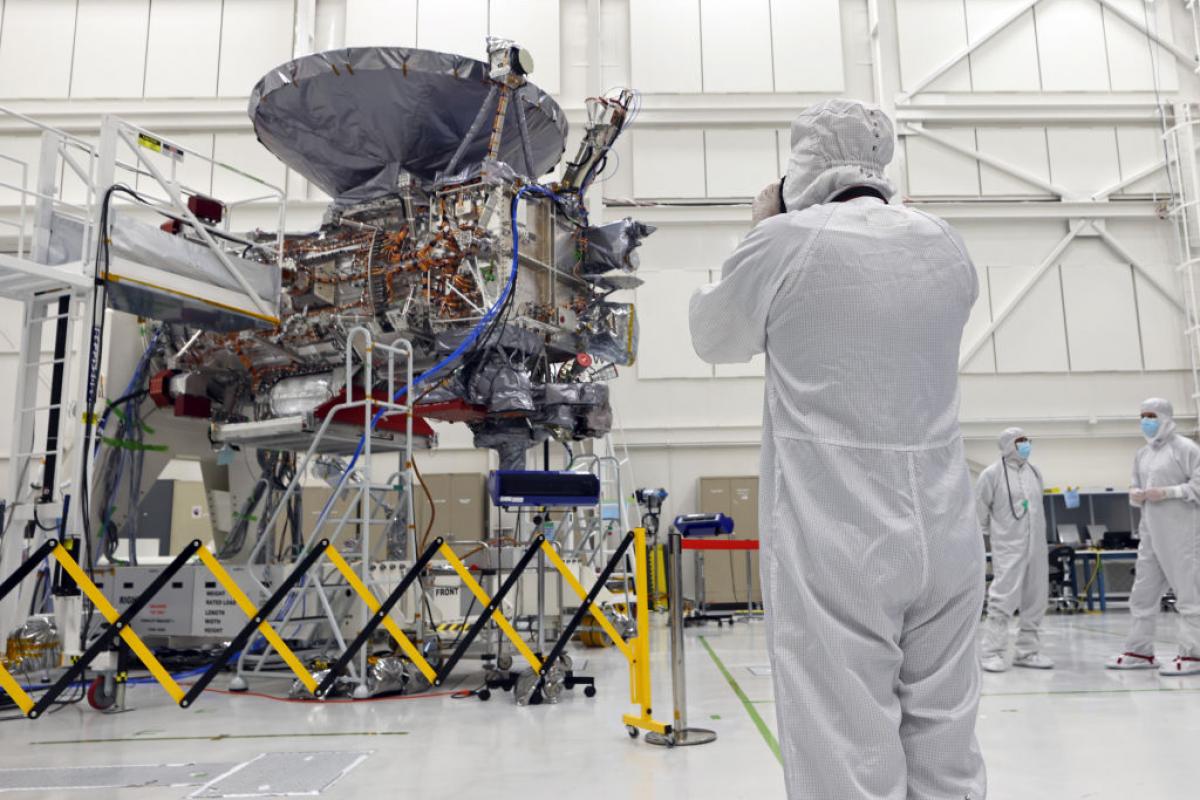 La nave Europa Clipper, en el laboratorio de propulsión de la NASA, en California.
