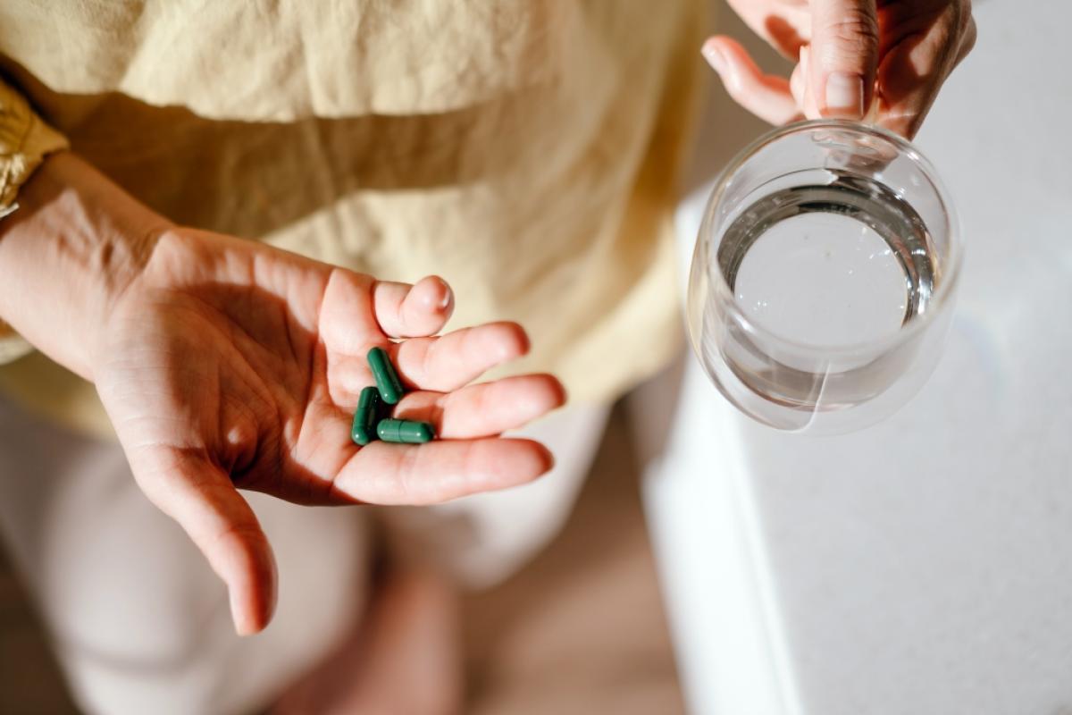 Mujer tomando medicamentos