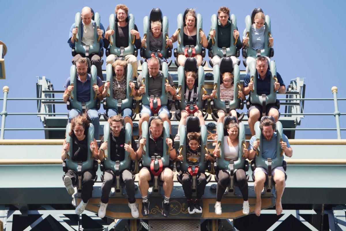 Visitantes del parque temático Efteling, en Países Bajos, disfrutan de una de sus montañas rusas.