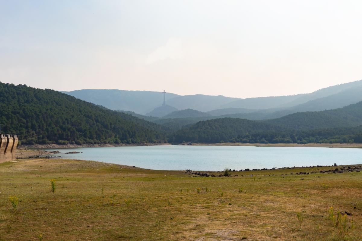 Vista del embalse de La Jarosa en Guadarrama y Valle de los Caídos, también conocido como Valle de Cuelgamuros