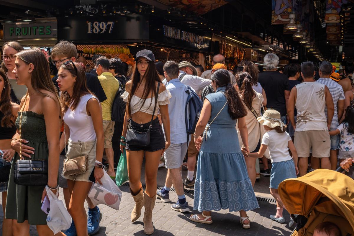Imagen de archivo de la entrada al mercado de La Boquería, en unas abarrotadas de turistas Las Ramblas (Barcelona, Cataluña).