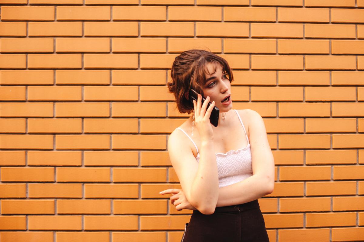 Imagen de una persona recibiendo una mala noticia al teléfono.