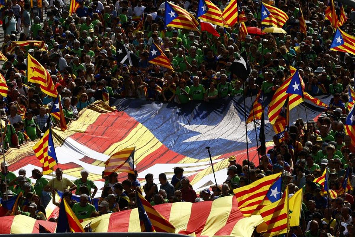 Manifestantes portando una gran 'señera' en la manifestación de Barcelona