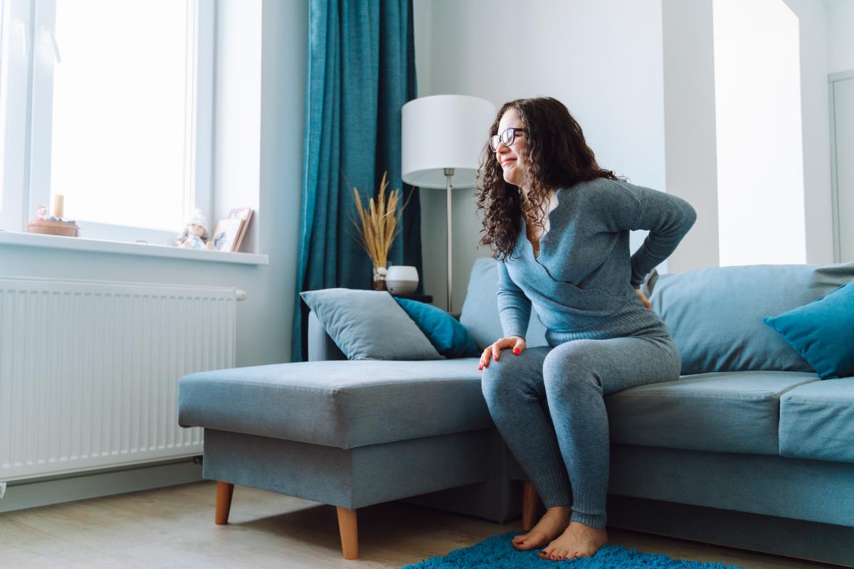 Mujer con dolor lumbar.