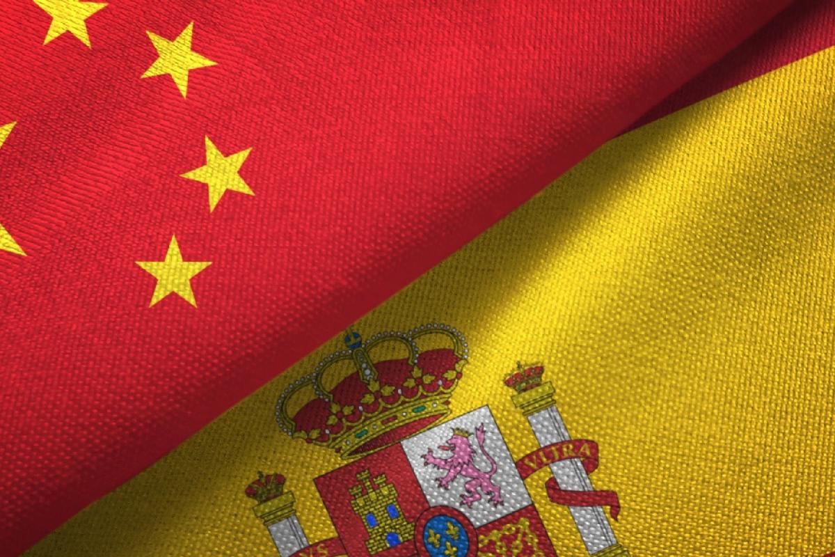 Banderas de España y China.