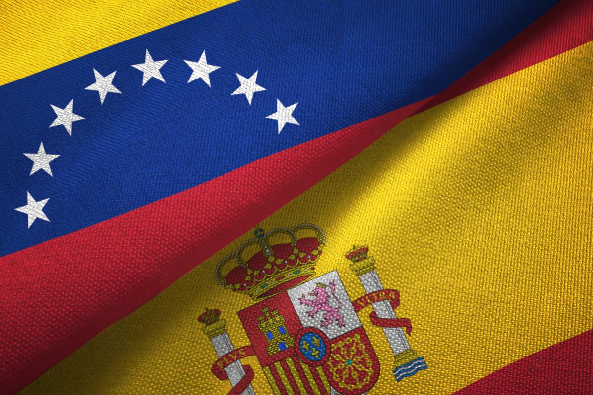 Foto de archivo de la bandera de Venezuela y la de España.