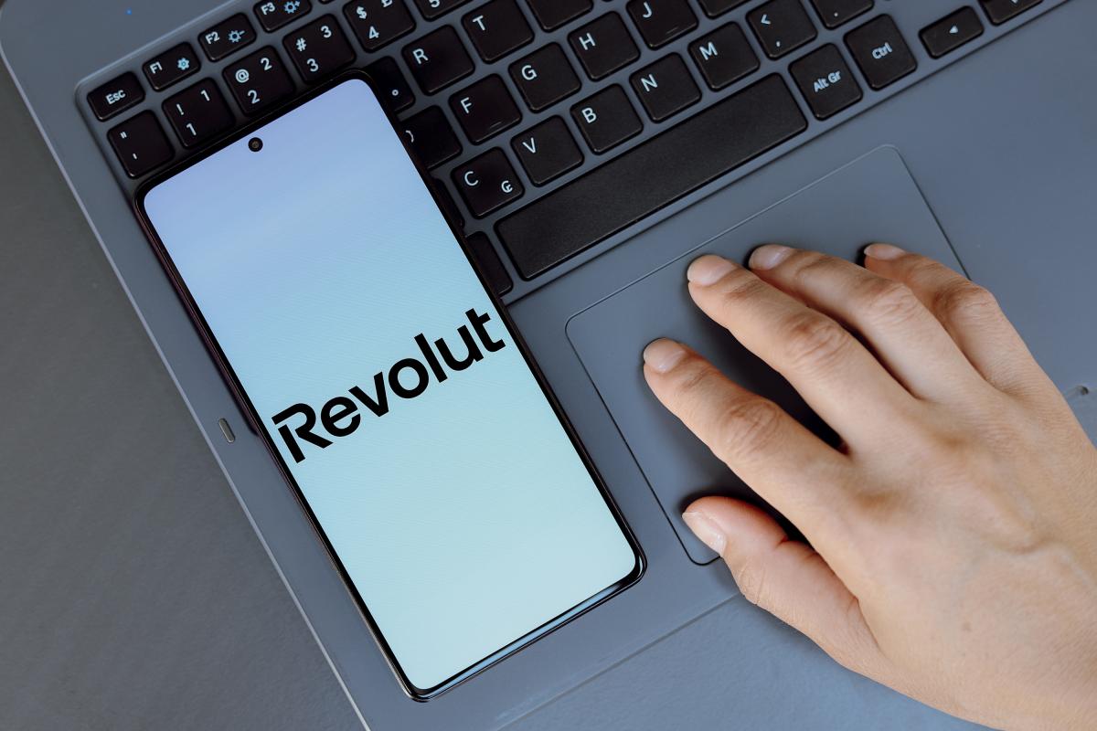 Ilustración con el logo de Revolut en un teléfono móvil.