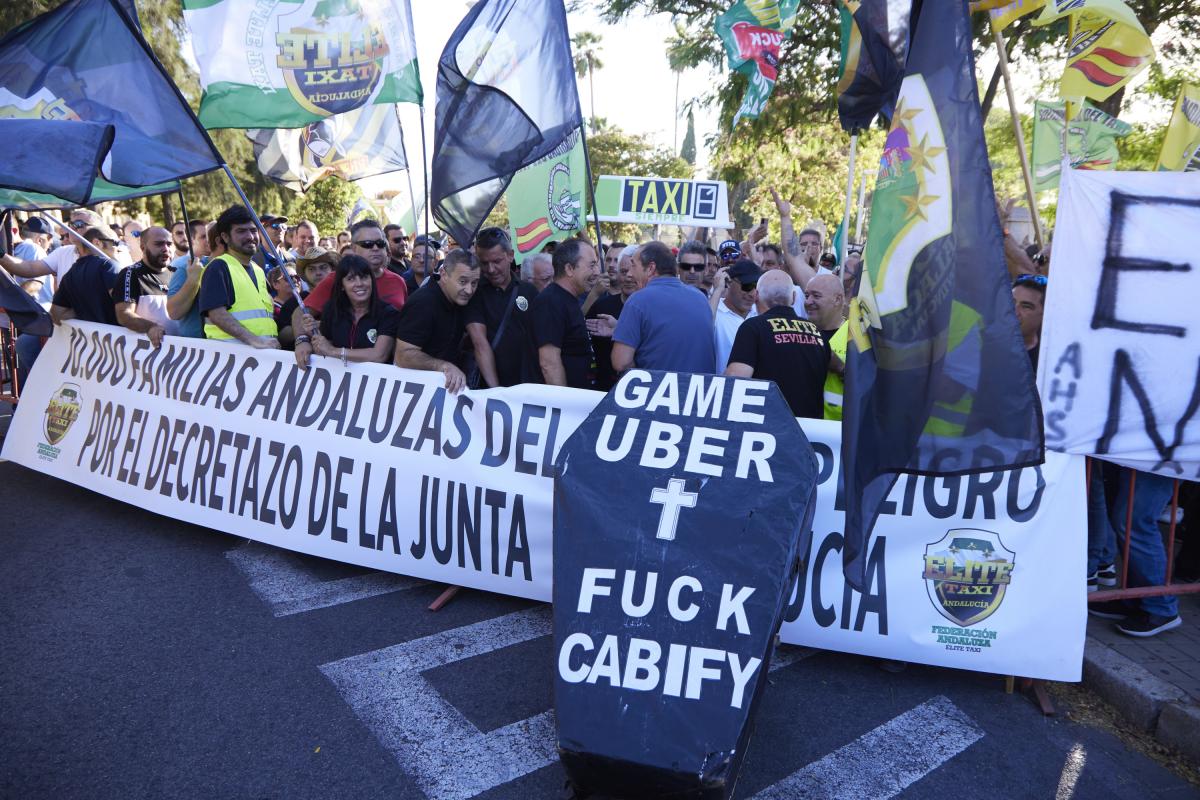 Imagen de archivo de una manifestación en apoyo al sector del taxi, contra el decreto de la Junta de Andalucía que regular el funcionamiento de los VTC, en Sevilla.