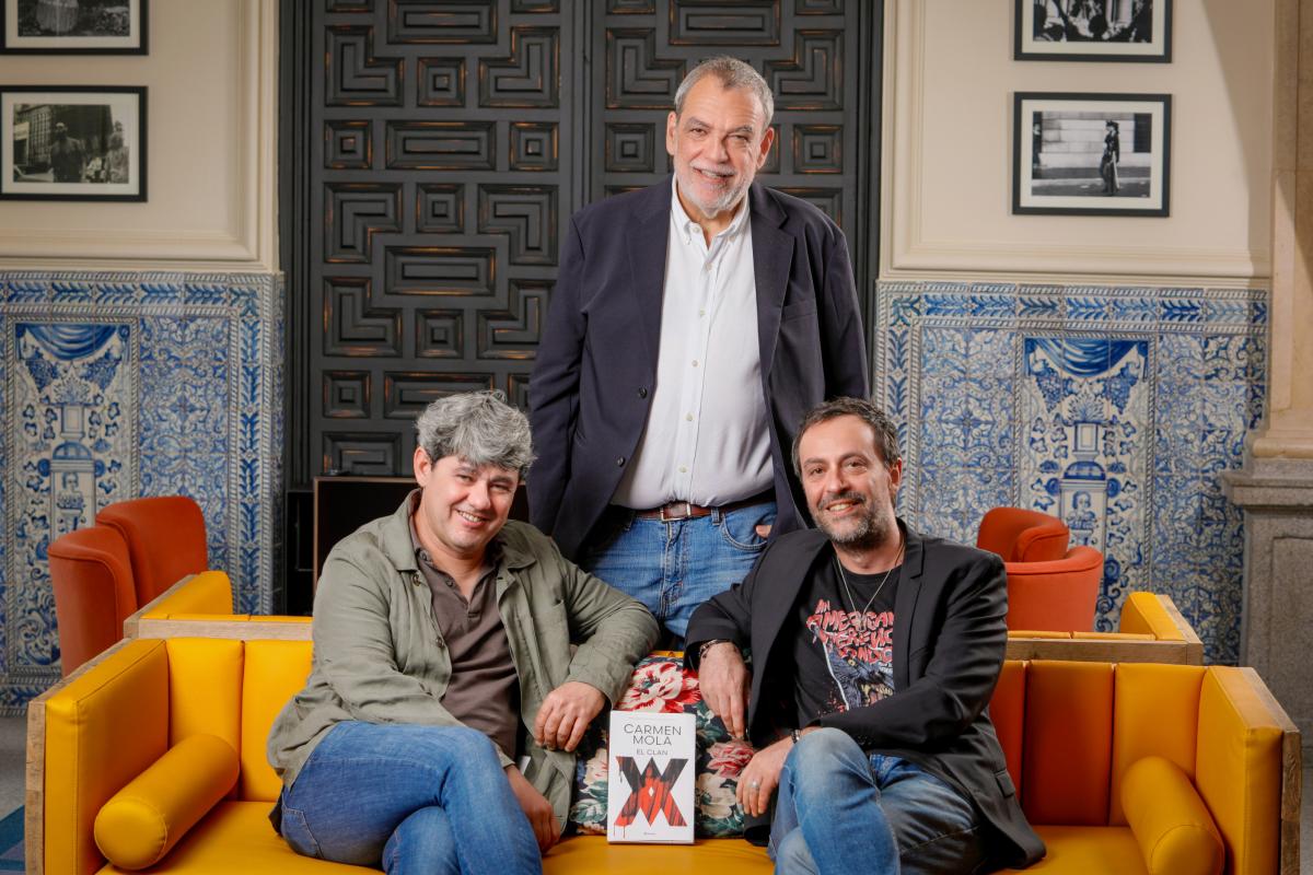 Los autores posan con su libro, 'El clan'.
