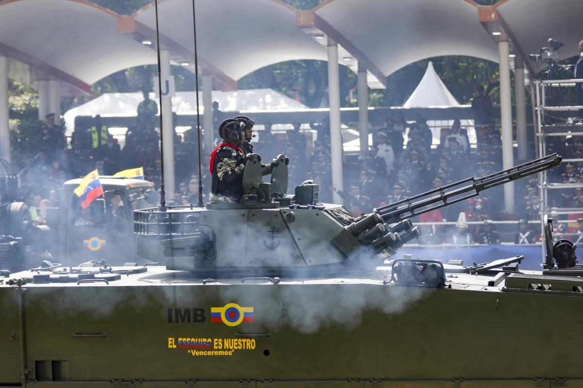 Soldados venezolanos en un tanque.