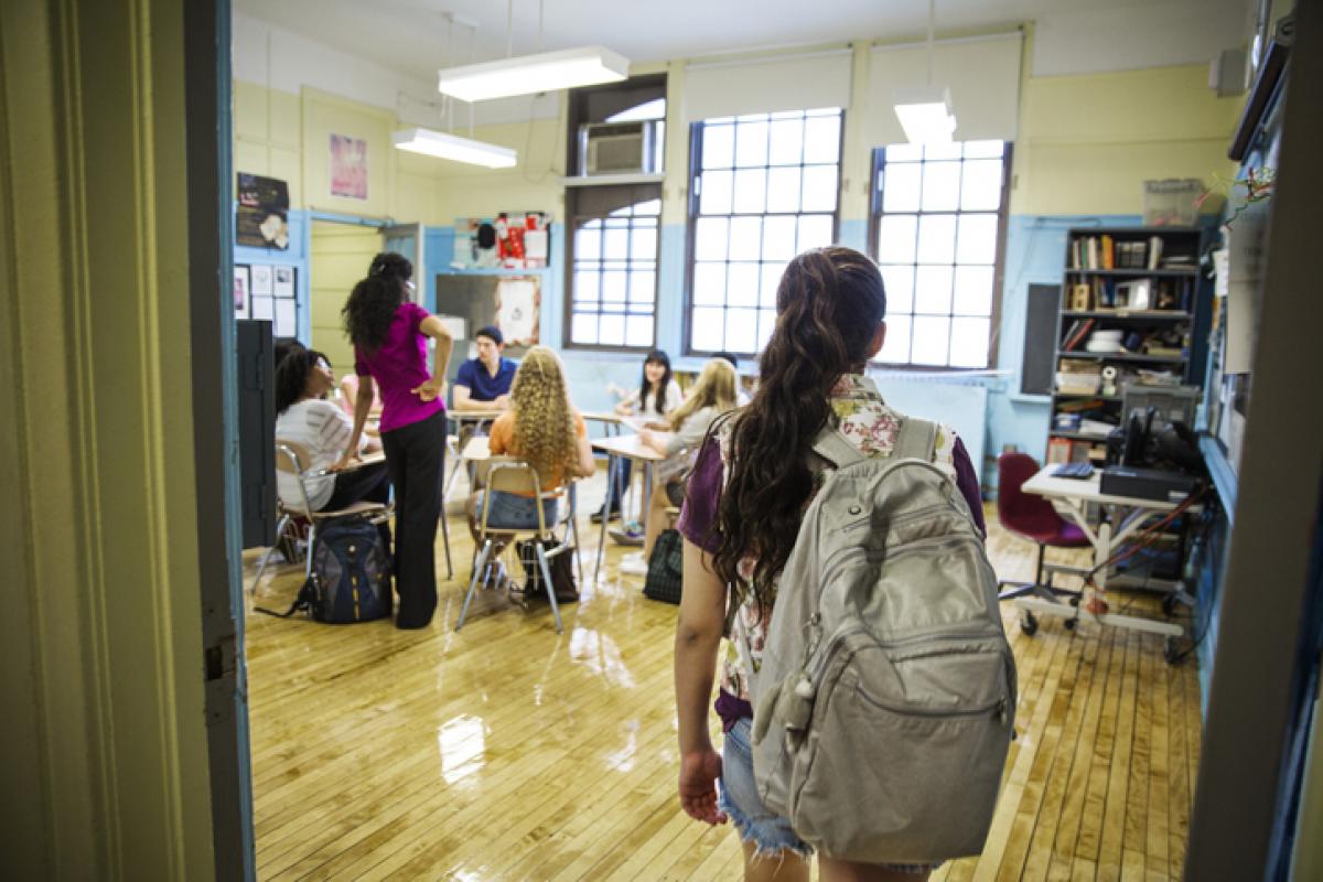 Una estudiante estadounidense entra en la clase de un instituto de Nueva York.