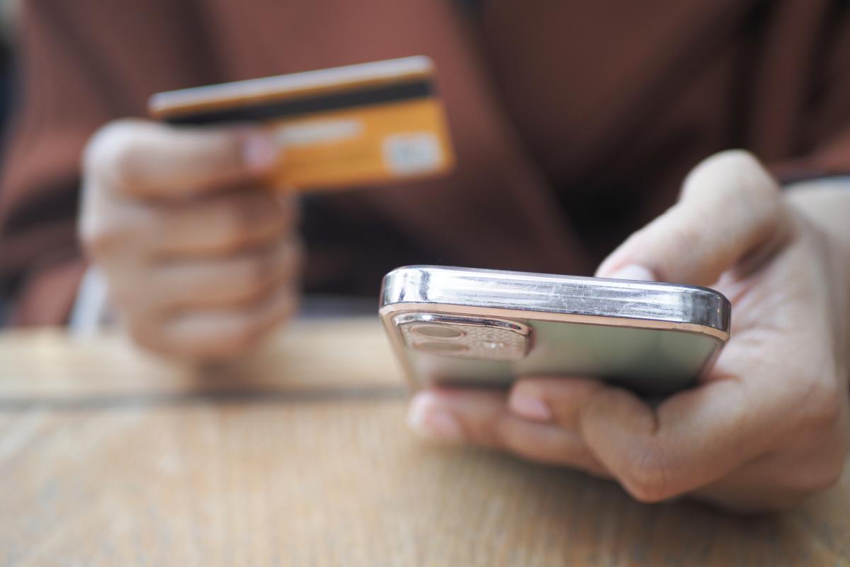 Imagen de archivo de una persona comprando con el móvil.