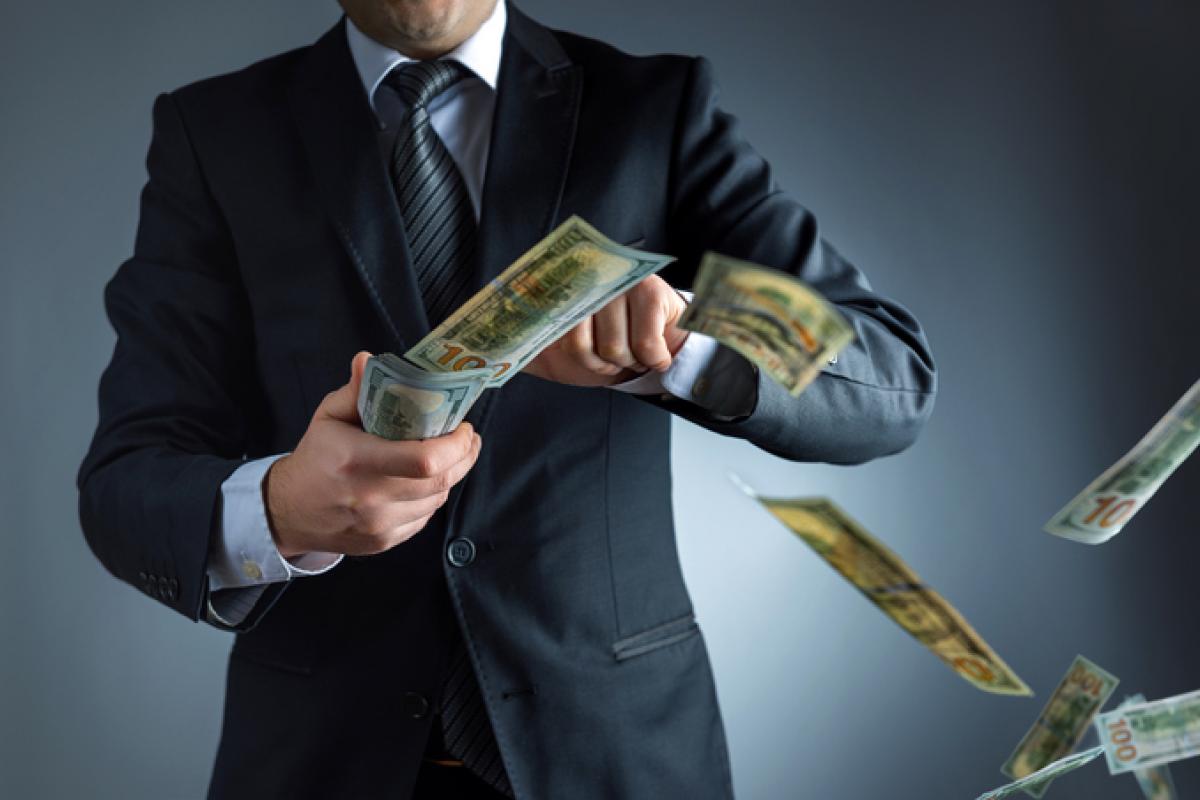 Un millonario lanza al aire billetes de dólar.