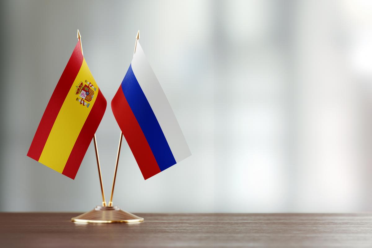 Banderas de Rusia y España.