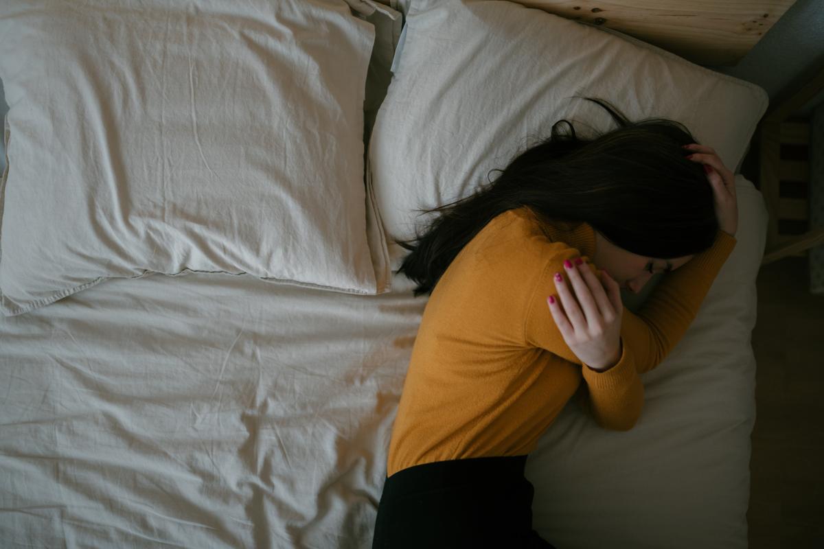 Chica en plena crisis de migraña.