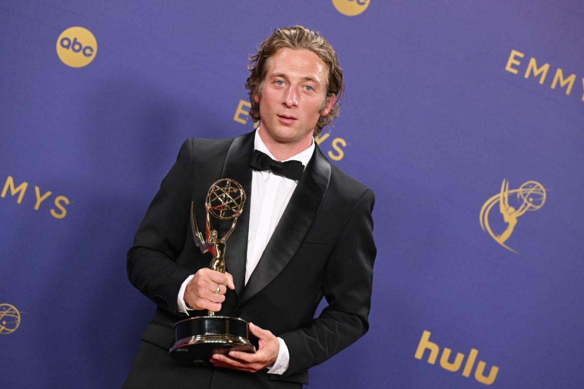 El actor Jeremy Allen White, con su Emmy a mejor actor por The Bear.