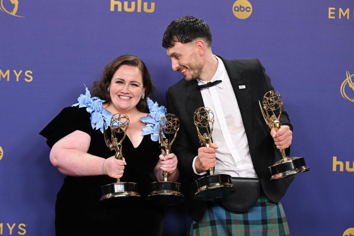 Jessica Gunning y Richard Gadd, ganadores de la mejor miniserie por 'Mi Reno Favorito'.