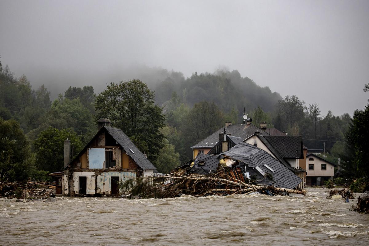 La crecida del río Bela ha dejado graves inundaciones en la localidad checa de Jesenik.