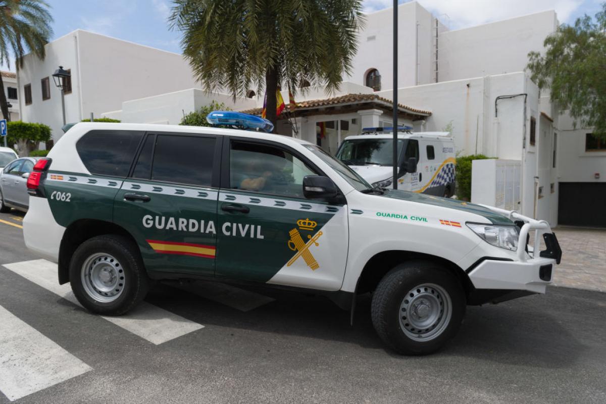 Un vehículo de la Guardia Civil circula por las calles de Ibiza.