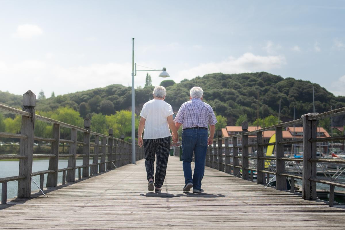 Una pareja dando una caminata.