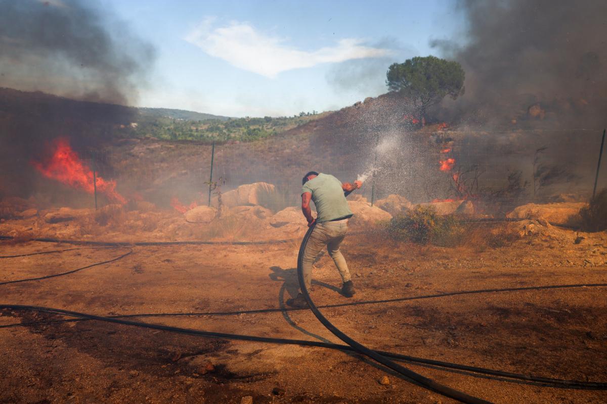 Un hombre trabaja en la extinción del fuego en el municipio de Marco de Canaveses