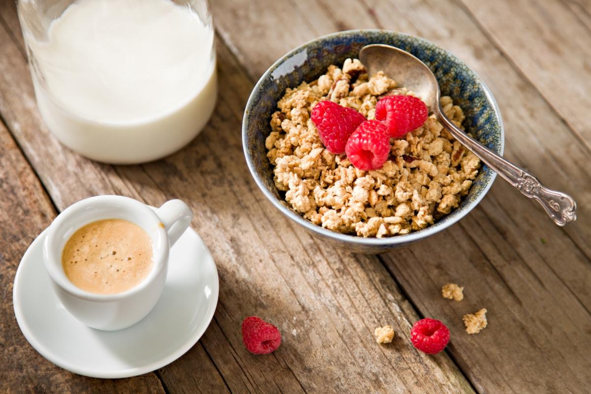 Café y cereales para el desayuno.