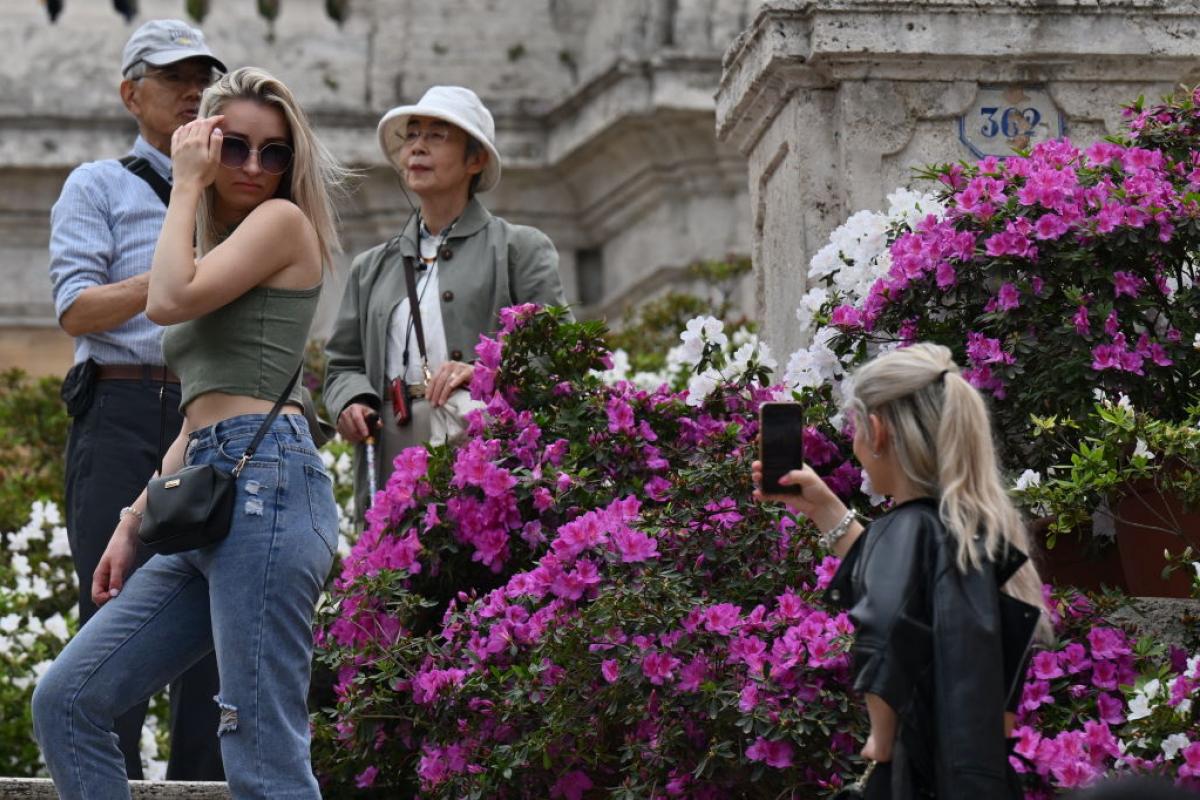 Turistas haciéndose fotos en la Plaza de España de Roma