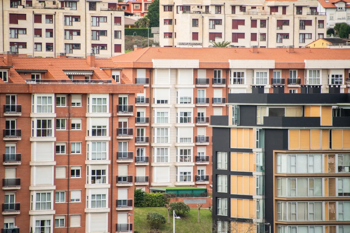 Bloques de viviendas en una zona residencial de una ciudad en España.