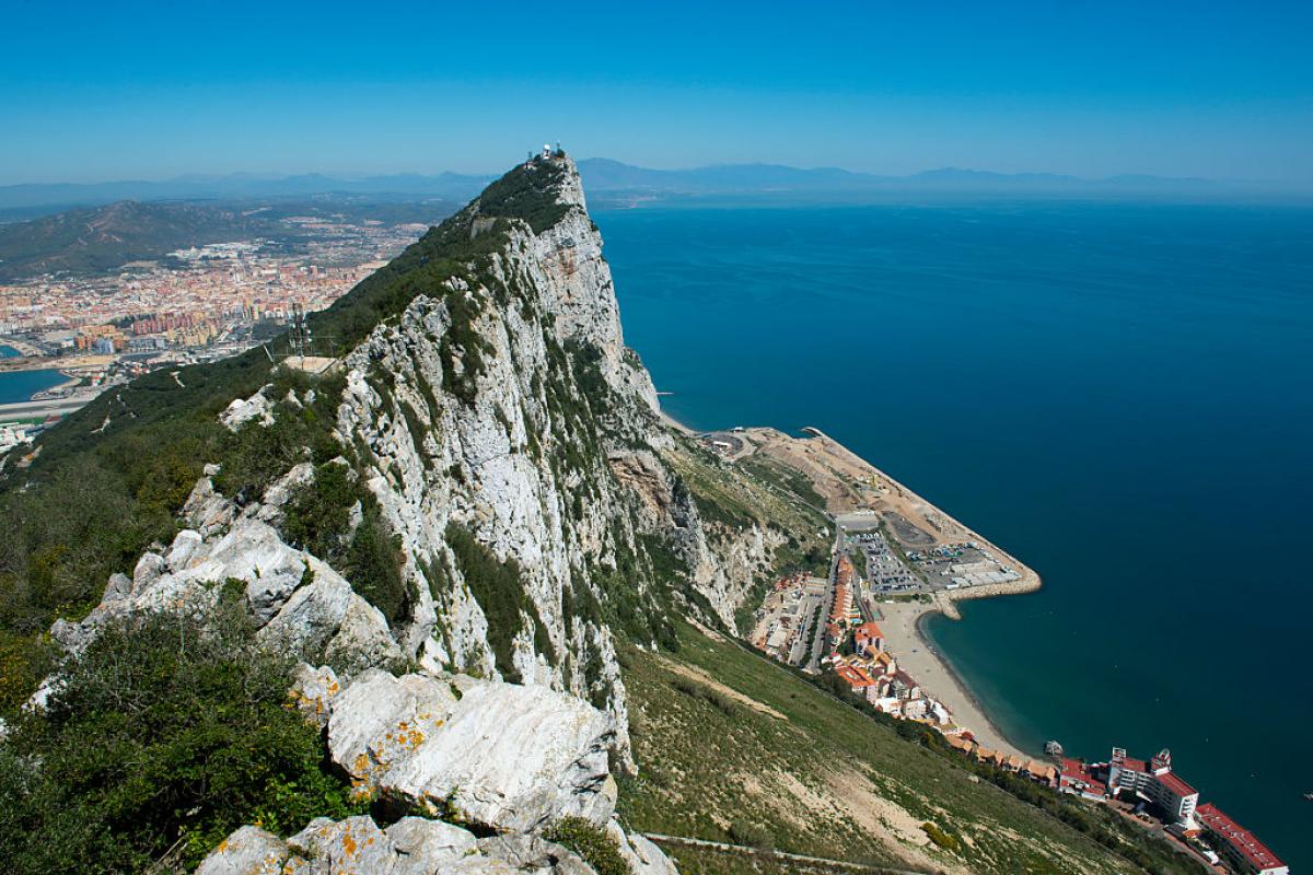 El peñón de Gibraltar y parte de las aguas en disputa