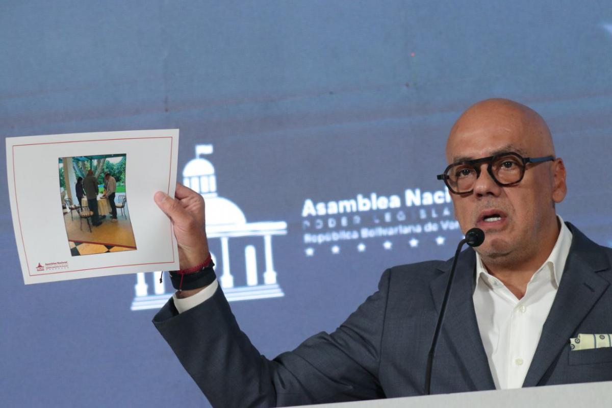 El presidente de la Asamblea Nacional (AN, Parlamento) de Venezuela, Jorge Rodríguez, mostró este miércoles una "carta firmada" por el abanderado de la oposición mayoritaria, Edmundo González Urrutia, en la que dice acatar la decisión del Tribunal Supremo de Justicia (TSJ) de validar el controvertido triunfo de Nicolás Maduro en las elecciones del 28 de julio.