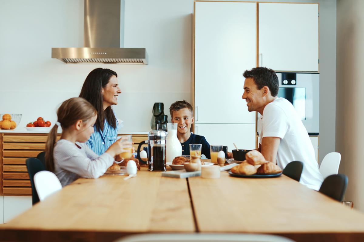 Imagen de archivo de una familia desayunando.