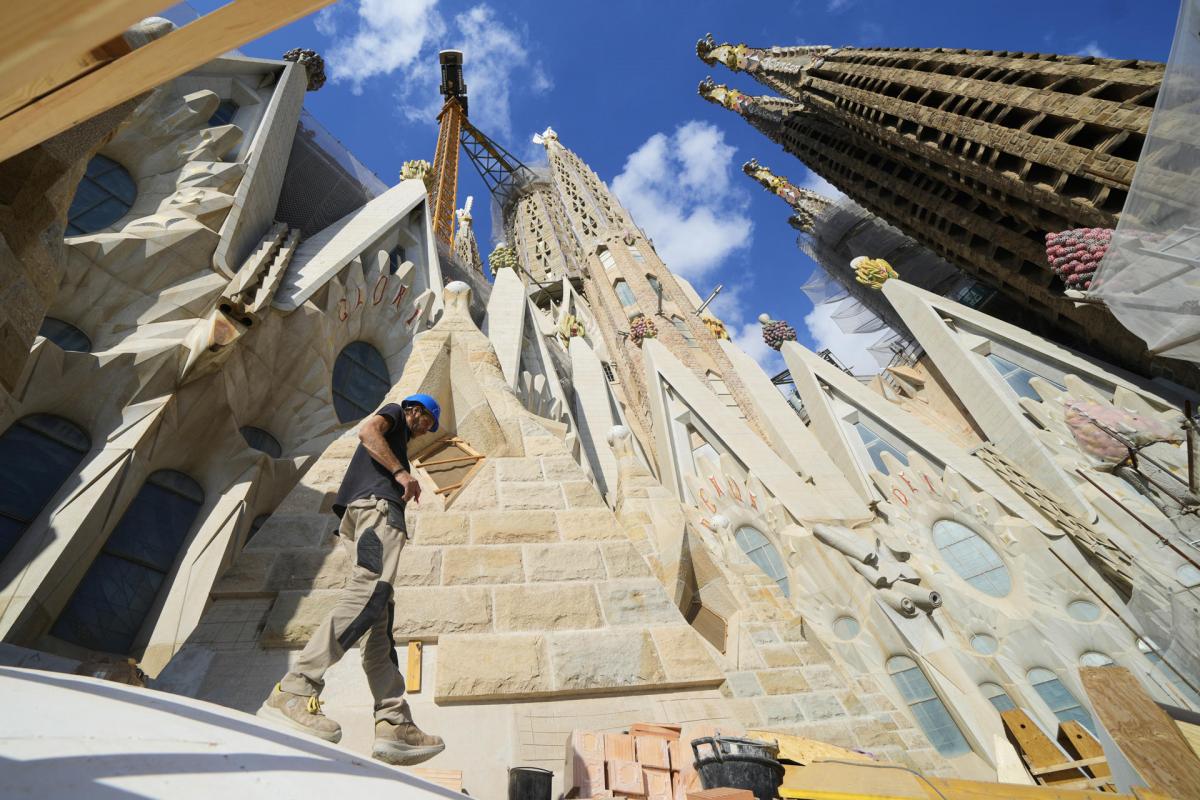 Trabajadores en las obras de la Sagrada Familia, este jueves.