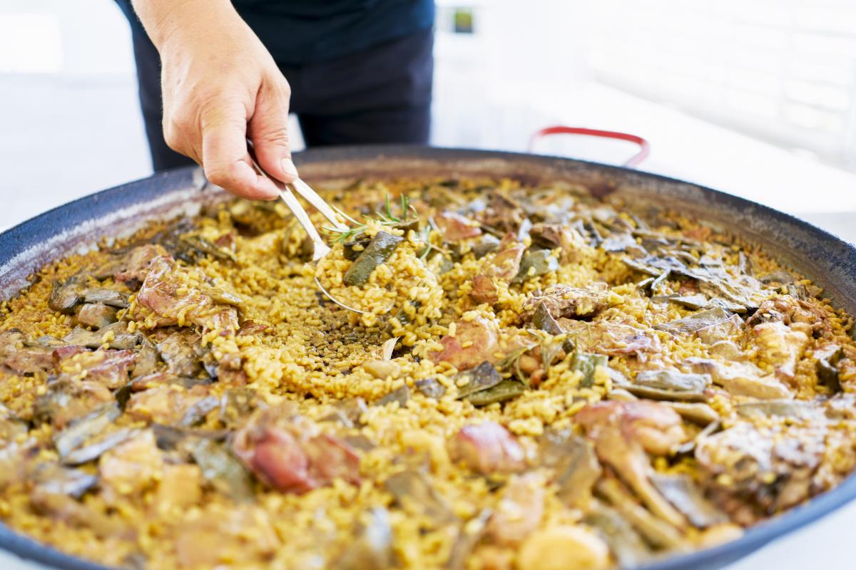 Una paella.