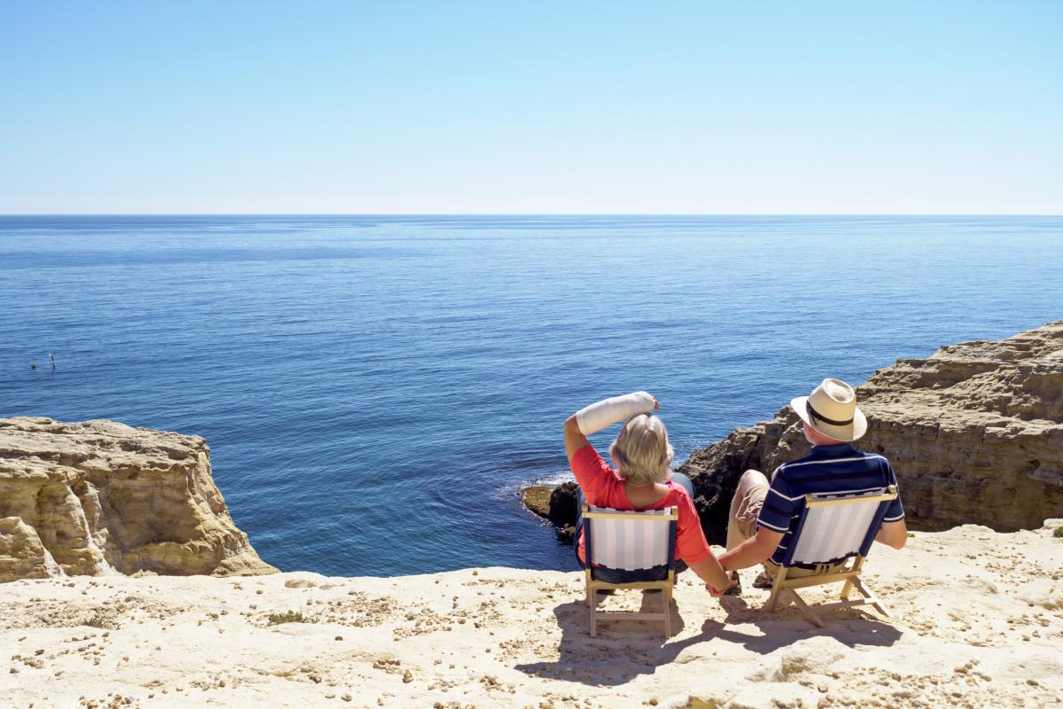 Dos personas disfrutando de las vistas en el parque natural de Cabo de Gato (Almería, Andalucía).