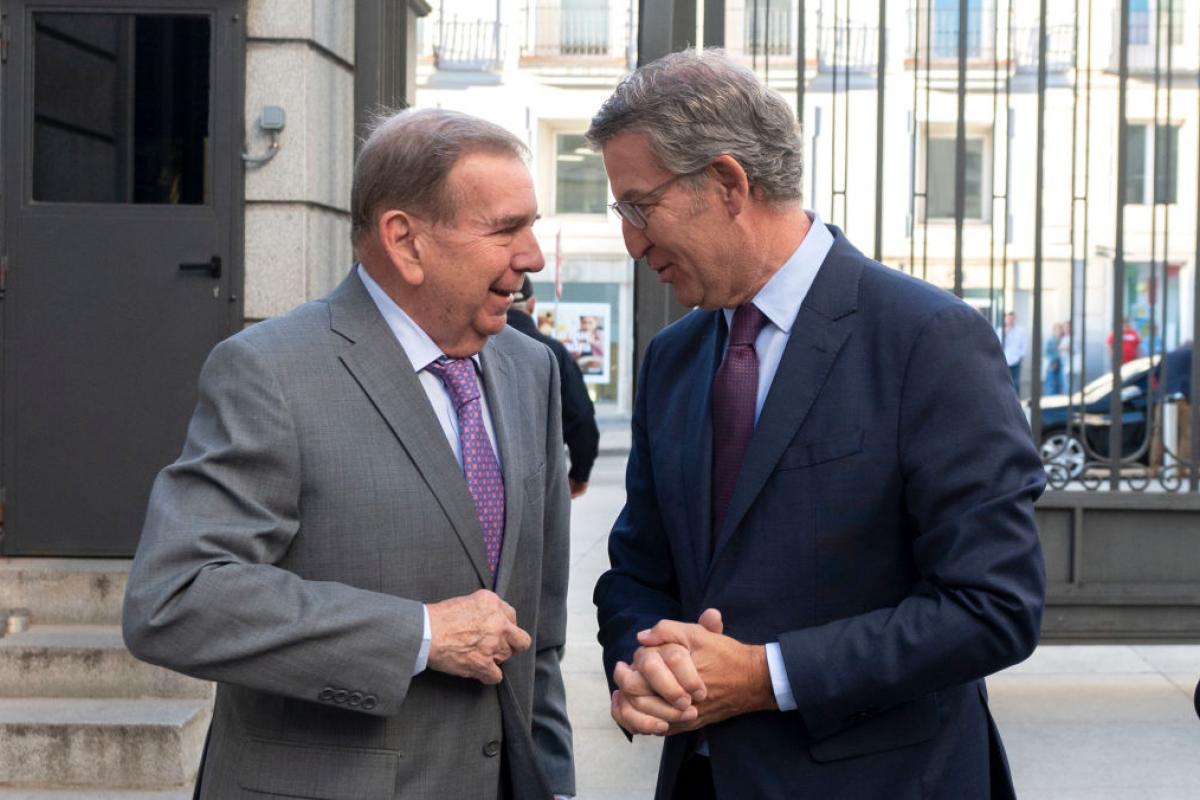 Edmundo González conversa animadamente con Alberto Núñez Feijóo junto al Congreso