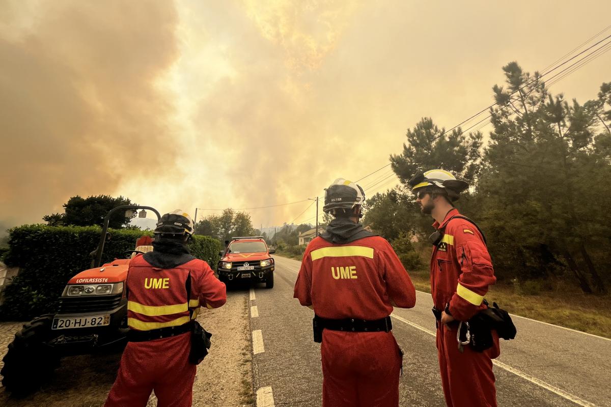 Efectivos de la UME trabajan en la aldea lusa de Ladreda (comarca de Sao Pedro do Sul, distrito de Viseu, región Centro Portugal) para que las llamas no lleguen al casco urbano.