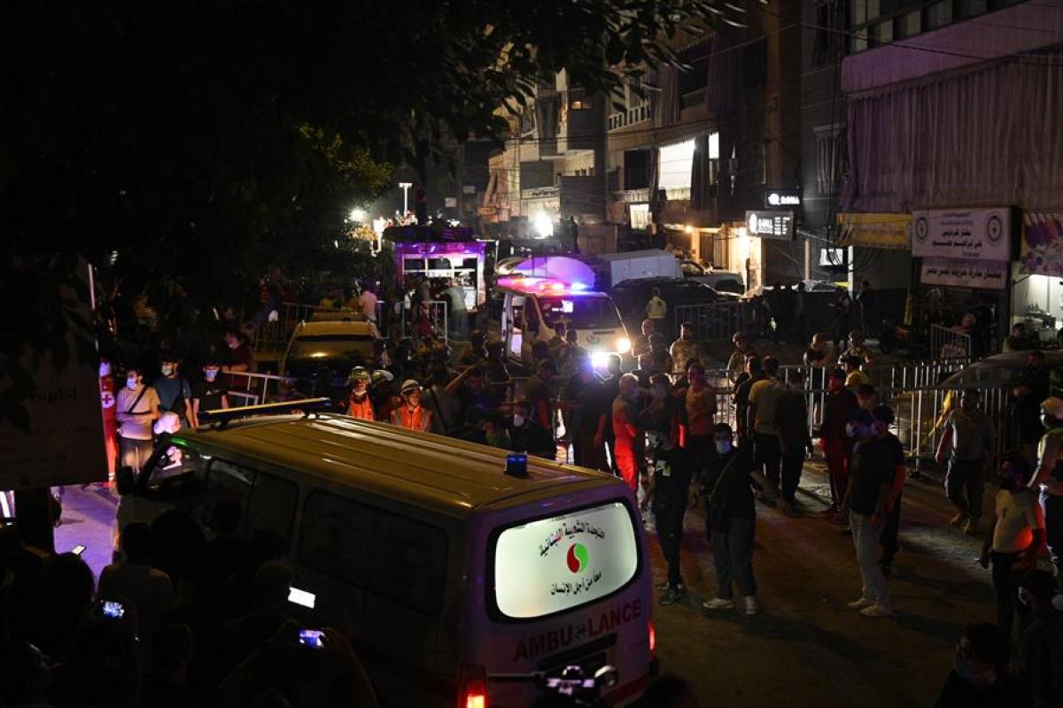 Exteriores del sur de Beirut, entre ambulancias y servicios de emergencias tras el bombardeo